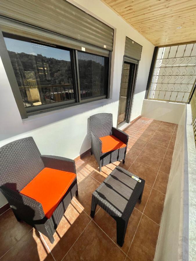 Villa Mira Guesthouse 2 - Downtown Central Amman - Al Diyrih Amã Exterior foto